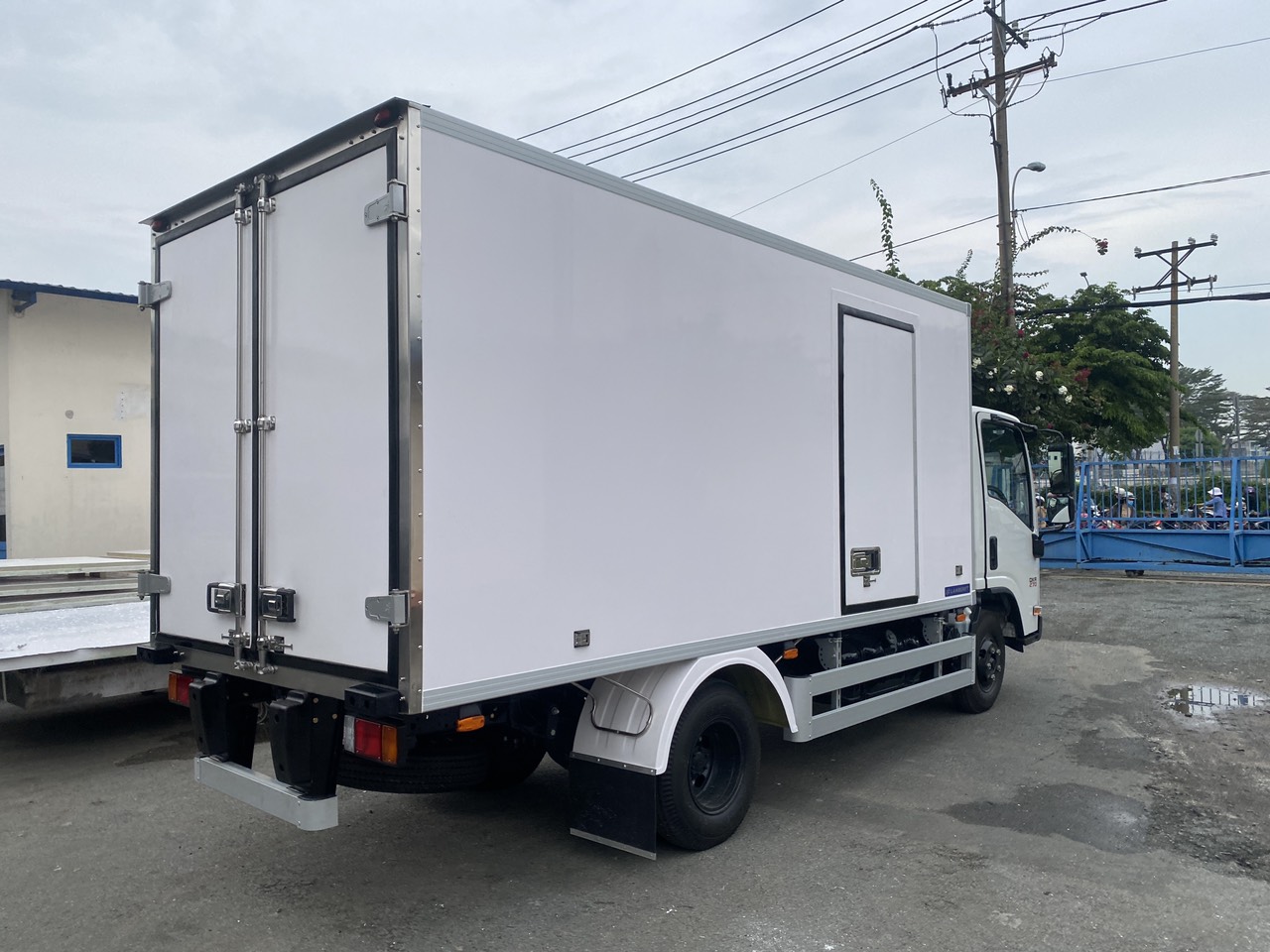 Xe tải đông lạnh 2,4T Isuzu (-18 độ C)