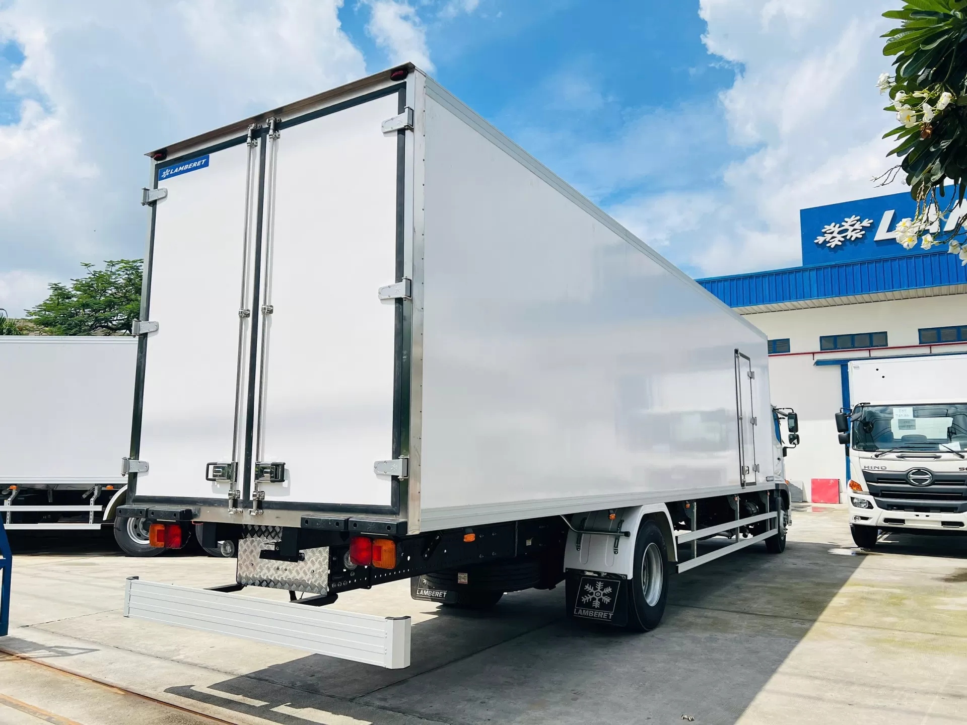 Xe tải thùng kín 6,6T Hino Euro 5