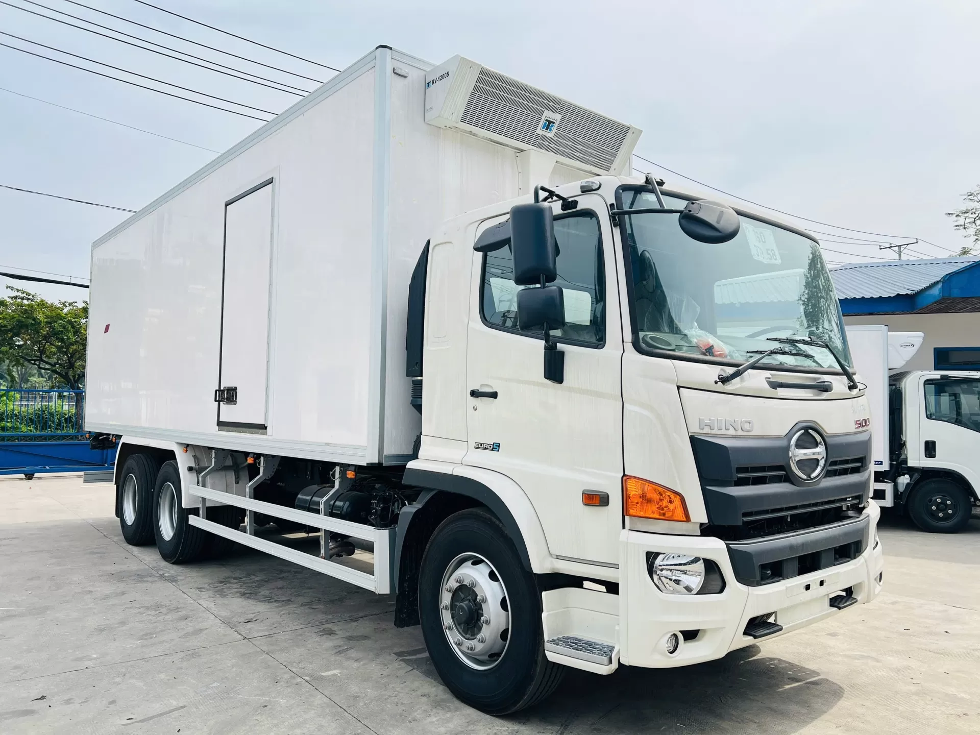Hino 500 thùng lạnh Lamberet, nỗ lực hoàn thiện để kịp tiến độ cuối năm 2025