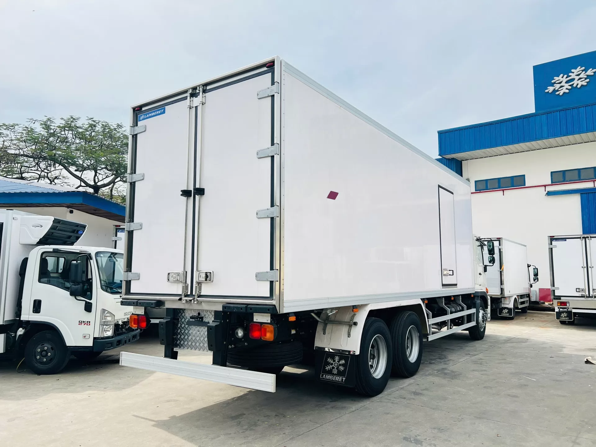 Hino 500 thùng lạnh Lamberet, nỗ lực hoàn thiện để kịp tiến độ cuối năm 2025