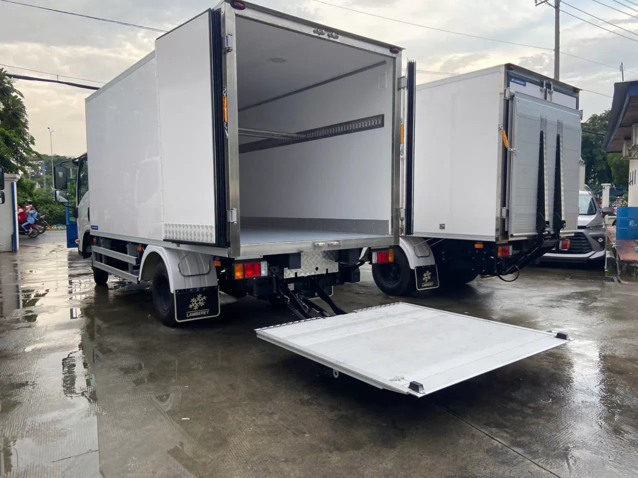 Bàn giao 10 xe đông lạnh bửng nâng Lamberet, sẵn sàng phục vụ mùa Tết 2025
