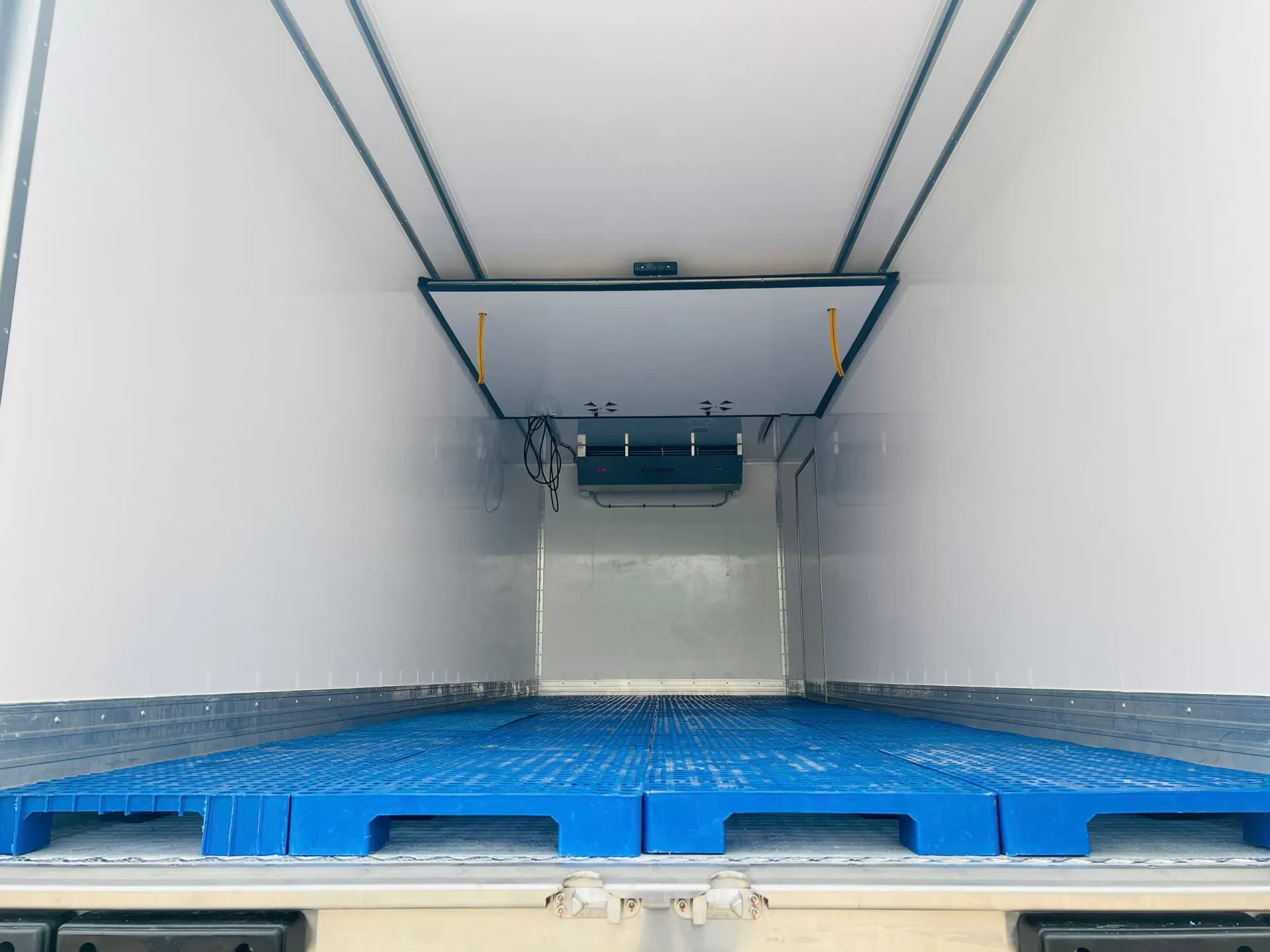 FVR900 8 tấn thùng đông lạnh Lamberet giá tốt, giao nhanh