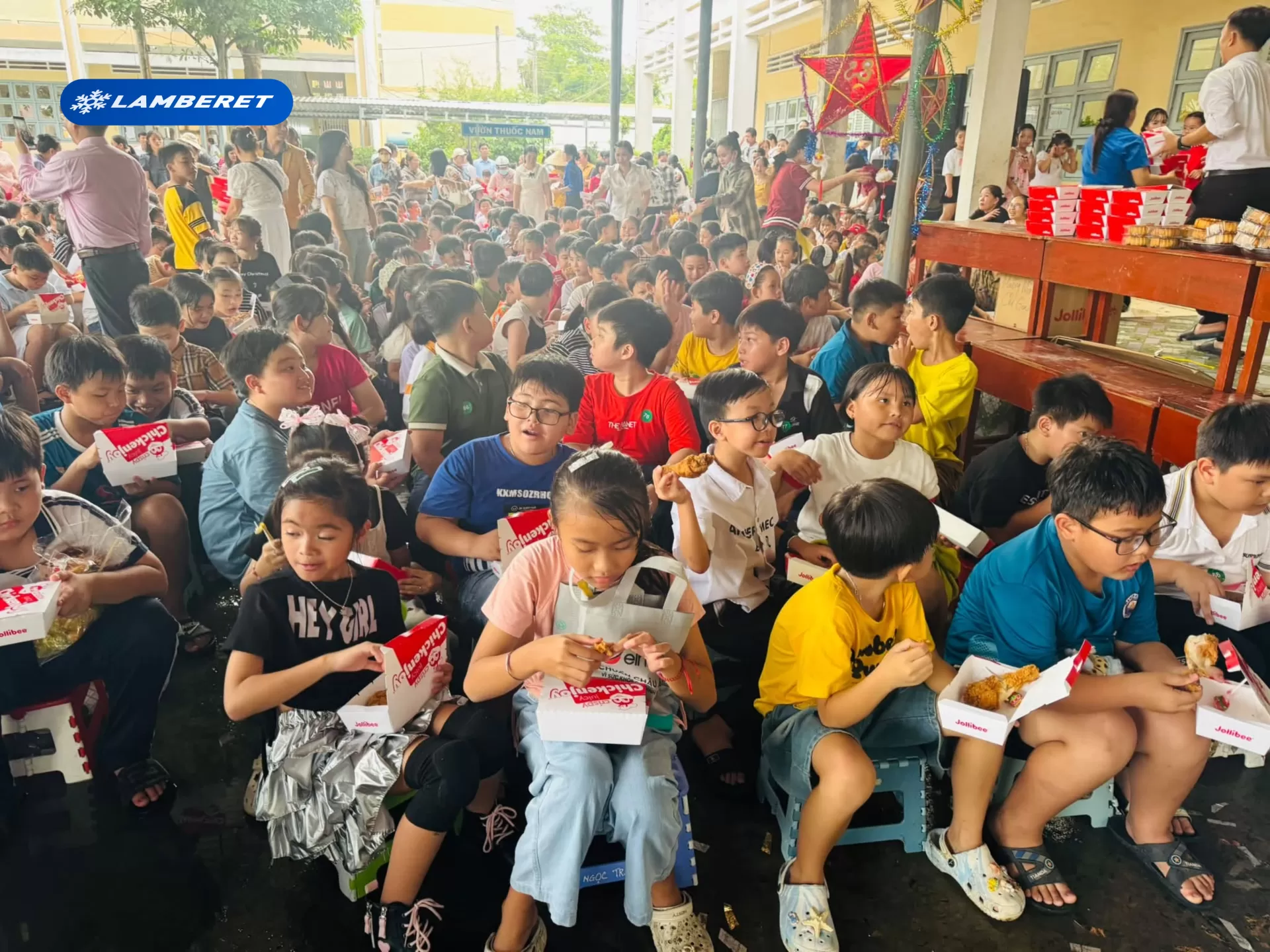 Lamberet phối hợp cùng MBC trao tặng hơn 950 suất quà cho học sinh Trường Tiểu học Chợ Gạo