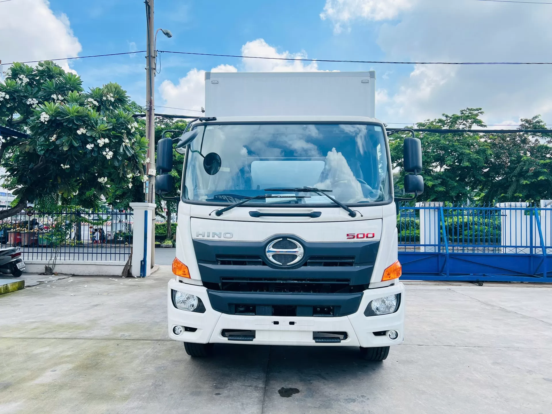 Xe tải thùng kín 6,6T Hino Euro 5