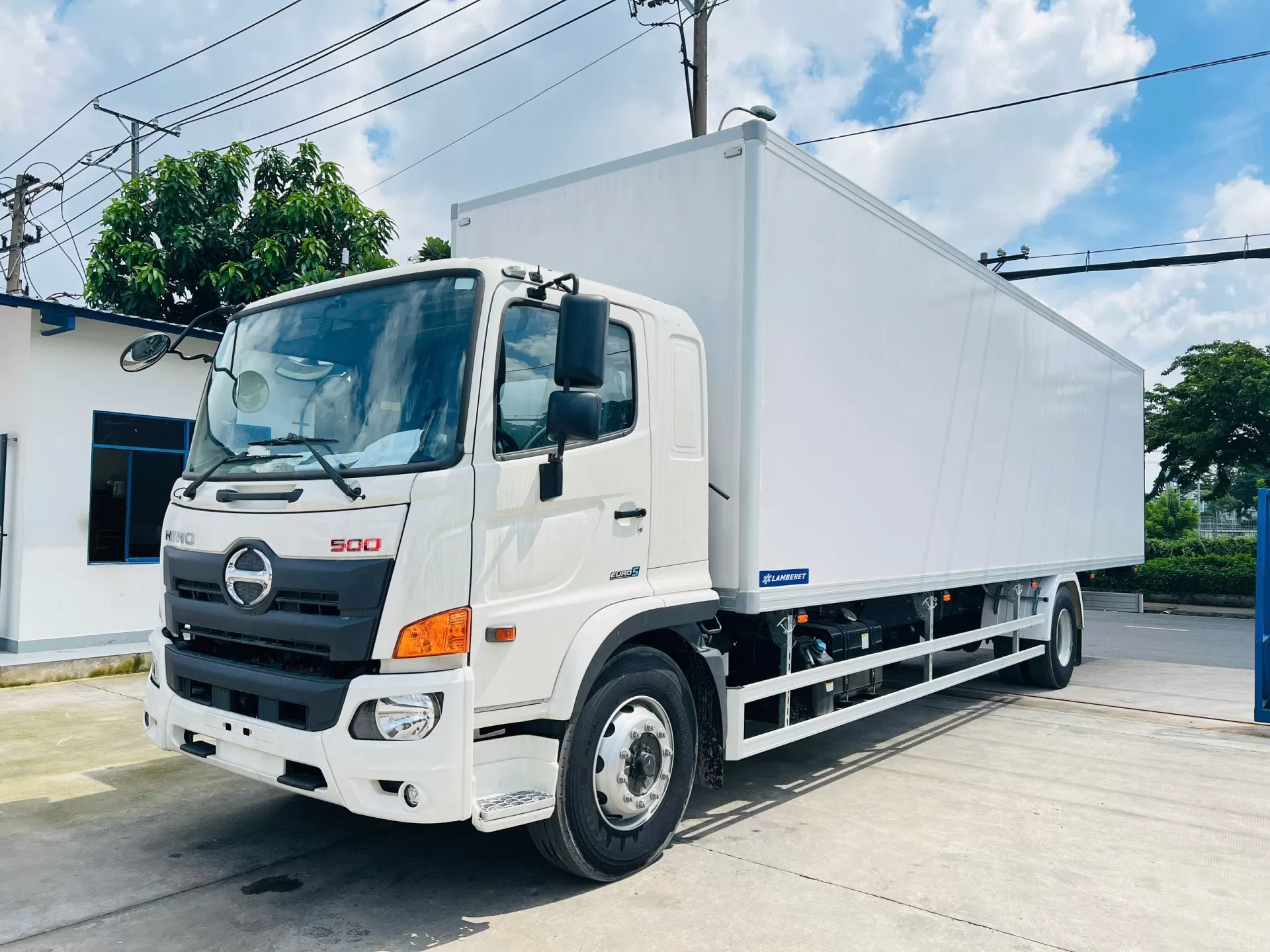 Xe tải thùng kín 6,6T Hino Euro 5