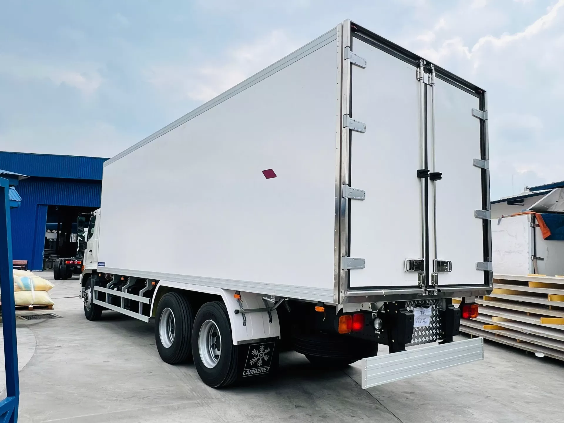 Xe tải bảo ôn oxy 14T Hino Euro 5