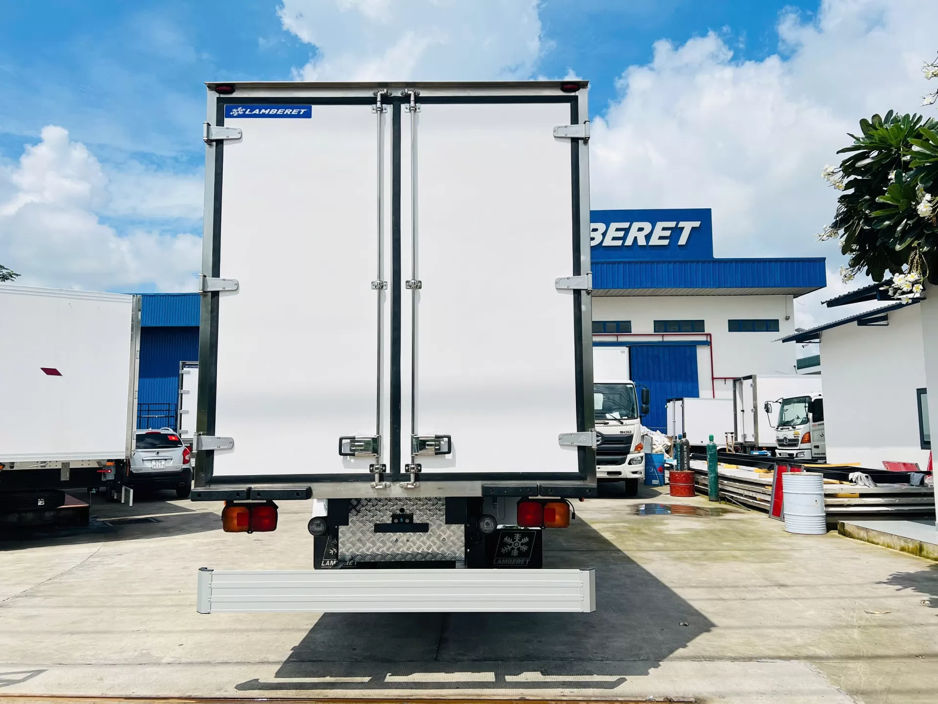 Xe tải thùng kín 6,6T Hino Euro 5