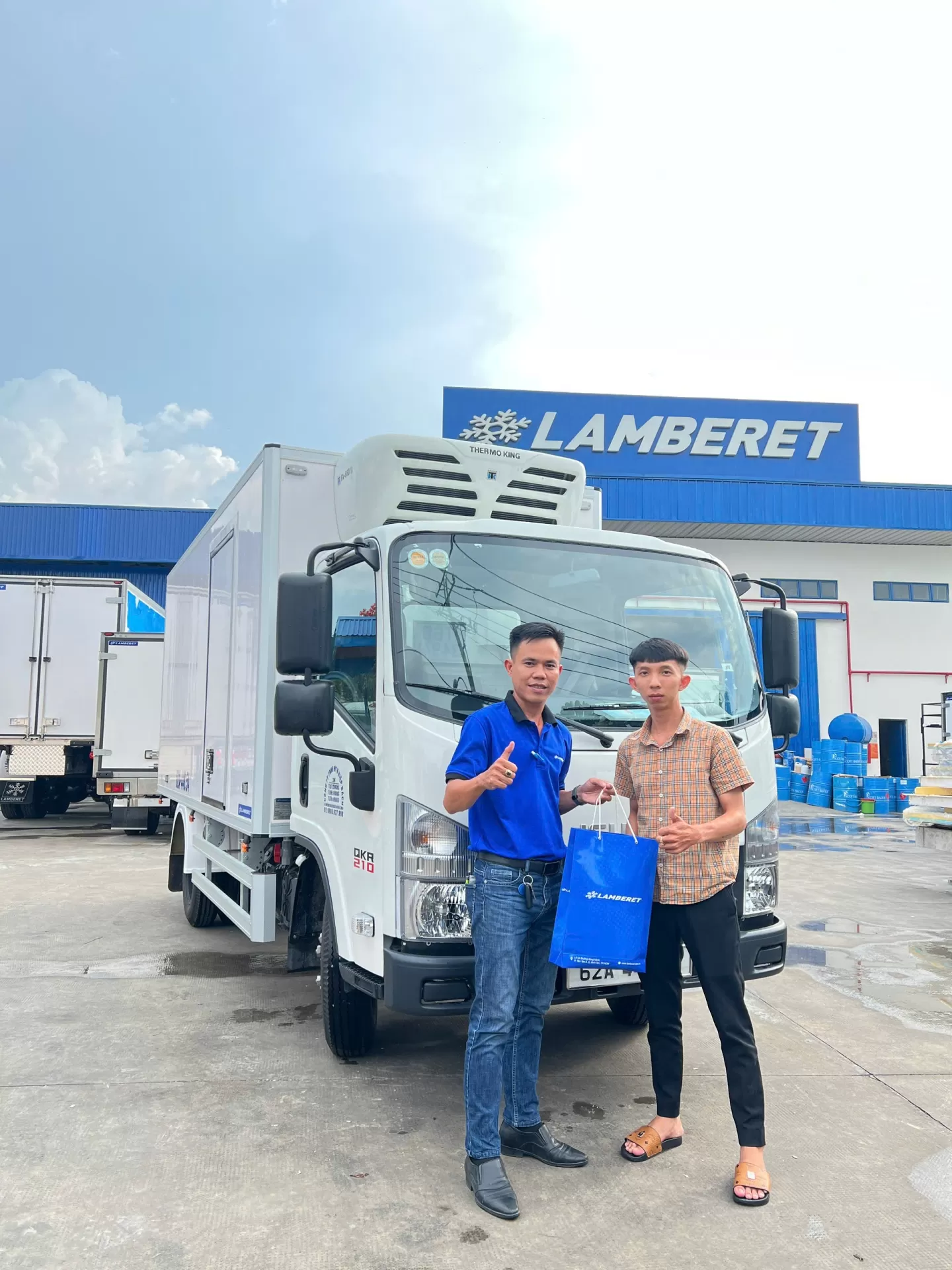 Lamberet tiếp tục bàn giao Isuzu QKR210, giữ vững cam kết giữa nhịp sản xuất cao điểm