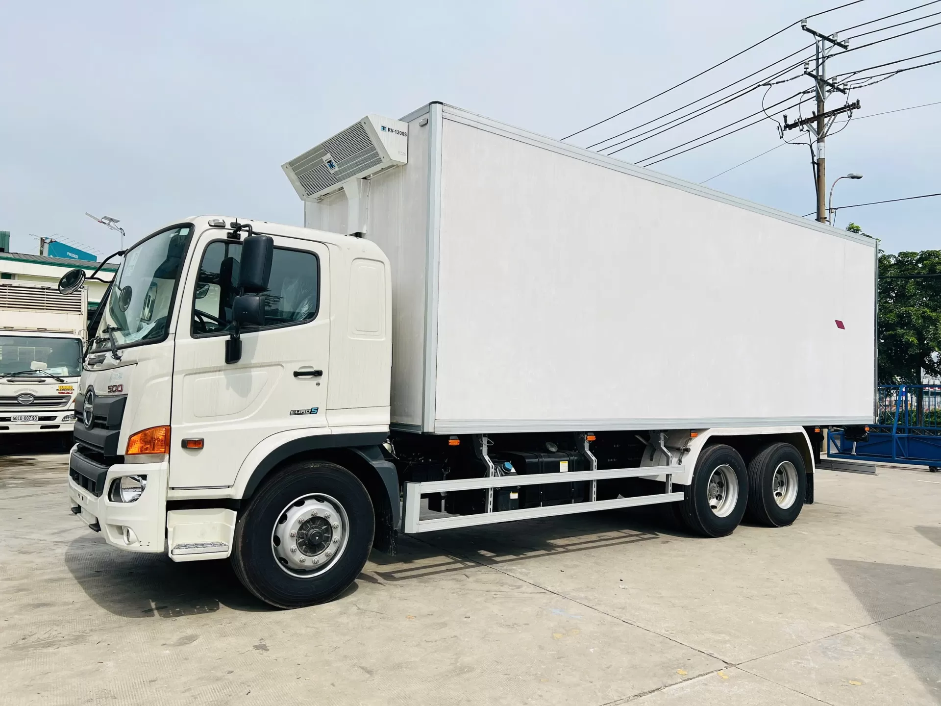 Hino 500 thùng lạnh Lamberet, nỗ lực hoàn thiện để kịp tiến độ cuối năm 2025