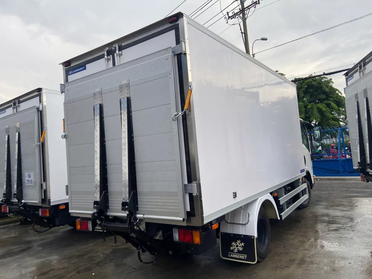 Bàn giao 10 xe đông lạnh bửng nâng Lamberet, sẵn sàng phục vụ mùa Tết 2025