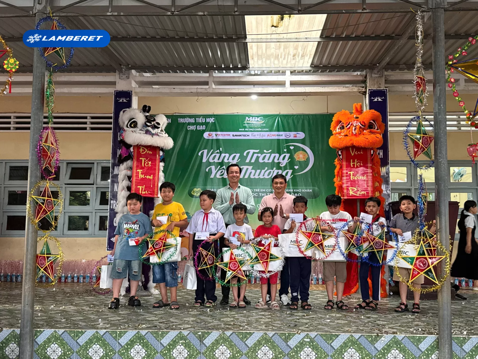 Lamberet phối hợp cùng MBC trao tặng hơn 950 suất quà cho học sinh Trường Tiểu học Chợ Gạo