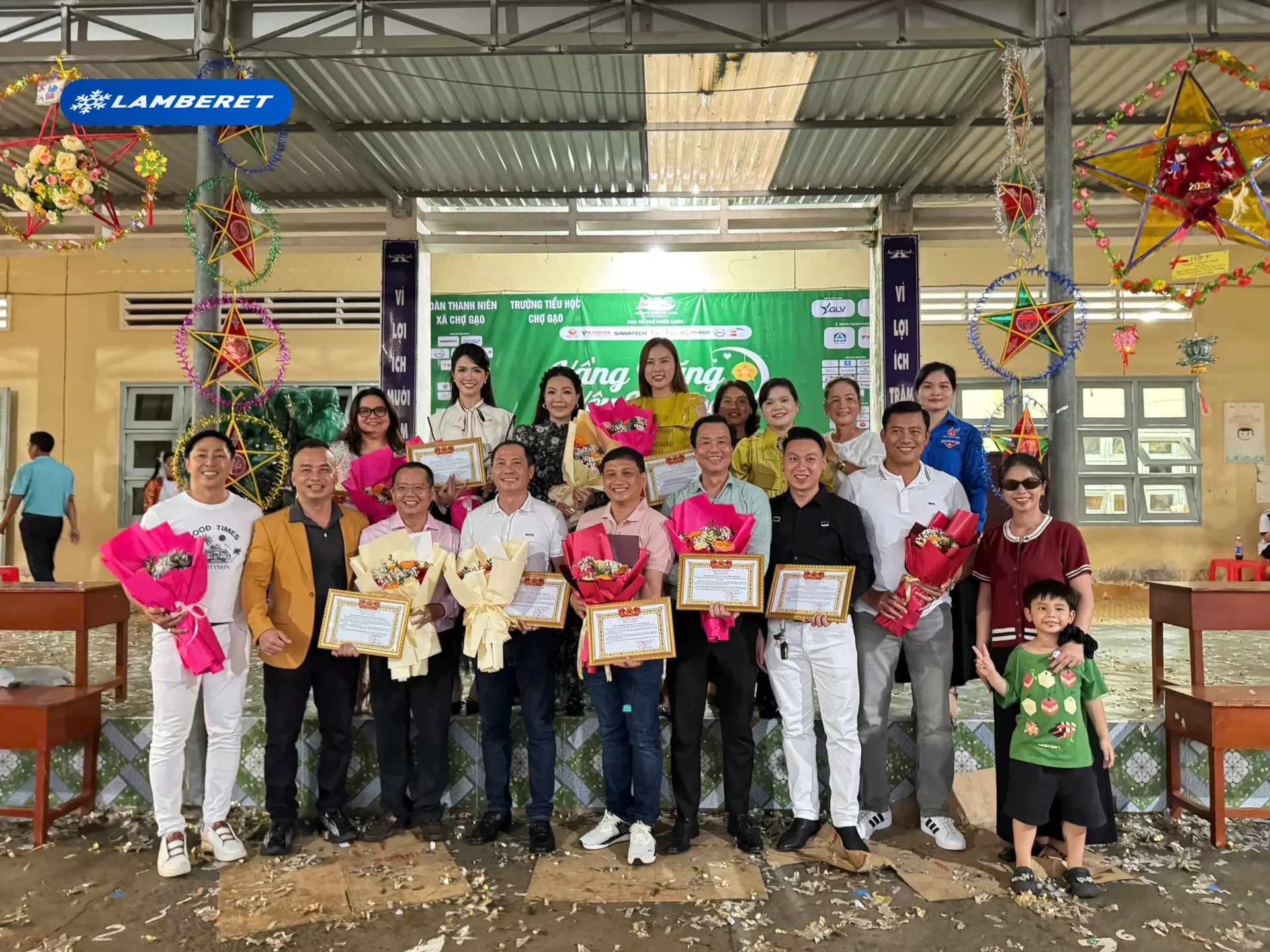 Lamberet phối hợp cùng MBC trao tặng hơn 950 suất quà cho học sinh Trường Tiểu học Chợ Gạo